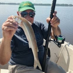 La laguna ofrece comodidades plenas para el pescador: servicios completos, accesibilidad total, perímetro asfaltado y cercanía urbana.