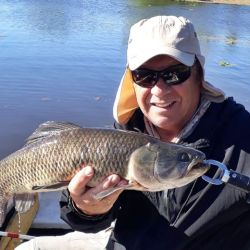 La laguna ofrece comodidades plenas para el pescador: servicios completos, accesibilidad total, perímetro asfaltado y cercanía urbana.