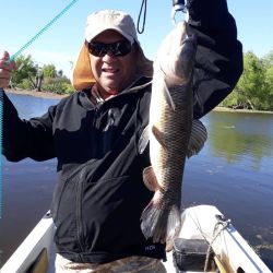 La laguna ofrece comodidades plenas para el pescador: servicios completos, accesibilidad total, perímetro asfaltado y cercanía urbana.