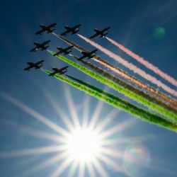 Aviones de la unidad acrobática de la Fuerza Aérea Italiana Frecce Tricolori (Flechas Tricolores) realizan una actuación antes de la segunda manga del eslalon gigante masculino, parte de la Copa del Mundo de Esquí Alpino FIS 2025-2026, en Alta Badia, norte de Italia. | Foto:STEFANO RELLANDINI / AFP