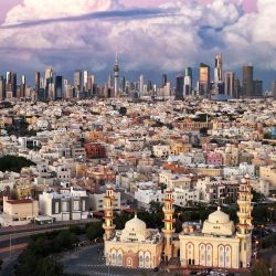 Esta imagen aérea muestra una vista de la ciudad de Kuwait y su horizonte al atardecer. | Foto:Yasser Al-Zayyat / AFP