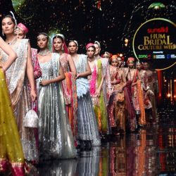 Imagen de modelos presentando creaciones durante el desfile de modas de la Semana de la Alta Costura Nupcial de Hum, en Lahore, Pakistán. | Foto:Xinhua/Sajjad