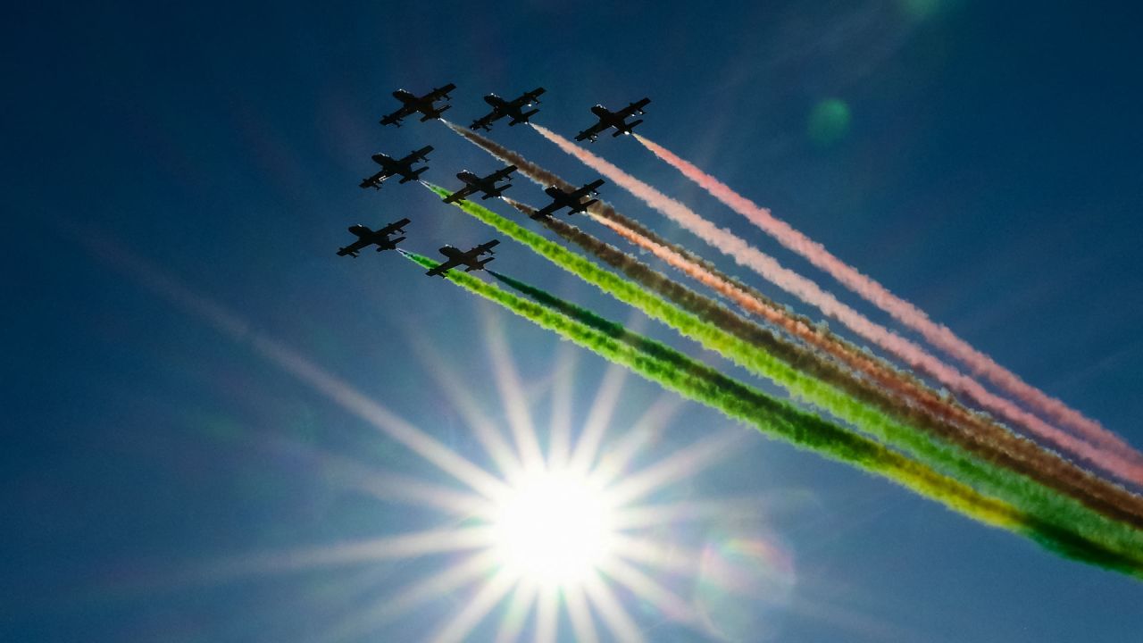 Aviones de la unidad acrobática de la Fuerza Aérea Italiana Frecce Tricolori (Flechas Tricolores) realizan una actuación antes de la segunda manga del eslalon gigante masculino, parte de la Copa del Mundo de Esquí Alpino FIS 2025-2026, en Alta Badia, norte de Italia. | Foto:STEFANO RELLANDINI / AFP