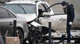 Investigador examina el auto bombardeado del teniente general Fanil Sarvarov, asesinado en Moscú