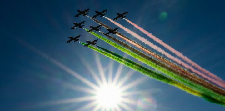 Aviones de la unidad acrobática de la Fuerza Aérea Italiana Frecce Tricolori (Flechas Tricolores) realizan una actuación antes de la segunda manga del eslalon gigante masculino, parte de la Copa del Mundo de Esquí Alpino FIS 2025-2026, en Alta Badia, norte de Italia.