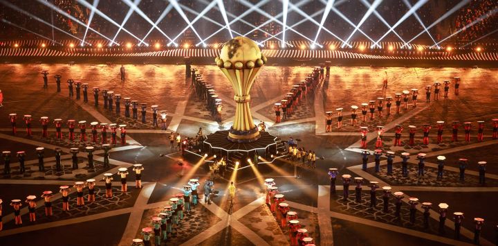 Bailarines actúan durante la ceremonia inaugural de la Copa Africana de Naciones (CAN), antes del partido de fútbol del Grupo A entre Marruecos y Comoras en el Estadio Príncipe Moulay Abdellah en Rabat.