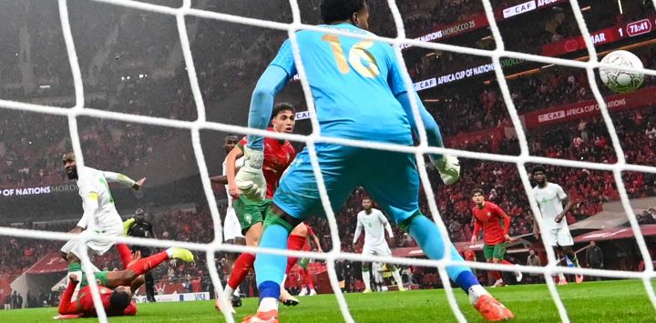 El delantero marroquí Ayoub El Kaabi, marca un gol durante el partido del grupo A de la Copa Africana de Naciones (CAN) entre Marruecos y Comoras en el Estadio Príncipe Moulay Abdellah en Rabat.