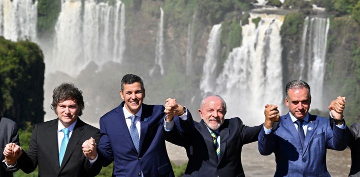 El presidente de Argentina, Javier Milei; el presidente de Paraguay, Santiago Peña; el presidente de Brasil, Luiz Inácio Lula da Silva; y el presidente de Uruguay, Yamandu Orsi, posan para una foto familiar durante la Cumbre de Jefes de Estado del Mercosur en las Cataratas del Iguazú, en Foz de Iguazú, Paraná, Brasil.