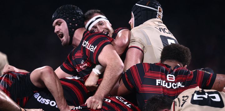El segunda línea francés de Toulouse, Clement Vergé (izq.), y el número ocho francés de Toulouse, Alexandre Roumat, conducen el maul durante el partido de rugby union francés Top14 entre Lyon Olympique Universitaire Rugby y Stade Toulousain Rugby (Toulouse) en el Estadio Gerland en Lyon, centro-este de Francia.