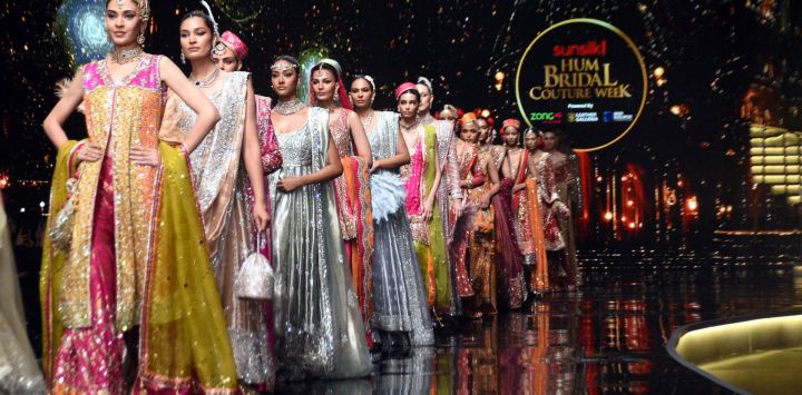 Imagen de modelos presentando creaciones durante el desfile de modas de la Semana de la Alta Costura Nupcial de Hum, en Lahore, Pakistán.