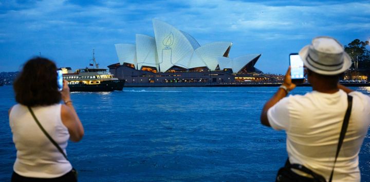 La Ópera de Sídney se iluminó con velas como parte de un día nacional de reflexión en honor a las víctimas del atentado terrorista de Bondi Beach. Los australianos guardaron silencio bajo la luz titilante de las velas para honrar a las víctimas del tiroteo de Bondi Beach, conmemorando una semana desde que hombres armados dispararon contra la multitud en un festival judío.