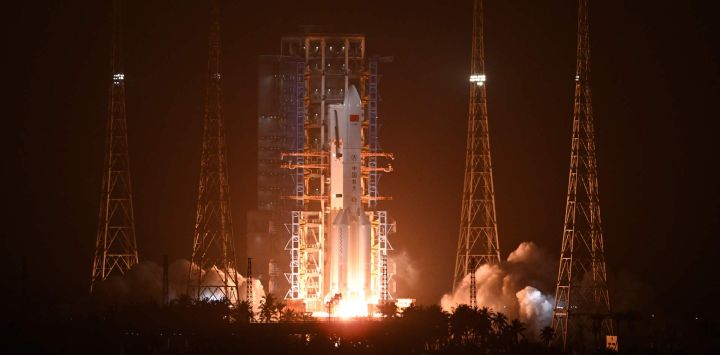 Un cohete Gran Marcha-5 transportando un nuevo satélite de pruebas de tecnología de comunicaciones despega desde la base espacial de Wenchang, en la provincia de Hainan, en el sur de China.