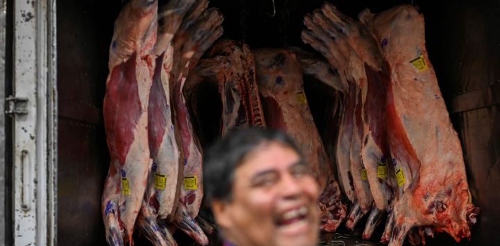 Un trabajador sonríe al ver trozos de carne en un camión en el frigorífico H&H de Buenos Aires, Argentina sigue siendo líder mundial en consumo de carne, pero nunca había comido tan poco: la relación histórica, casi identitaria, de los argentinos con la carne de res está experimentando un cambio lento y profundo, perdiendo protagonismo que antes, con un futuro centrado en la exportación.