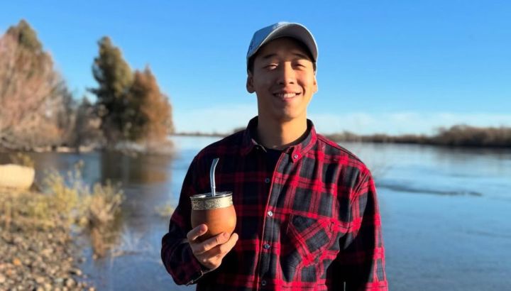 Lejos de Gran Hermano y la televisión: el nuevo negocio de Martín Ku en el barrio chino que combina frutas y golosinas