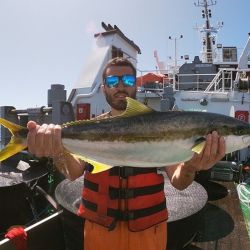 El objetivo principal de este crucero científico es incrementar el conocimiento sobre la dinámica poblacional de peces pelágicos grandes en el área de estudio.