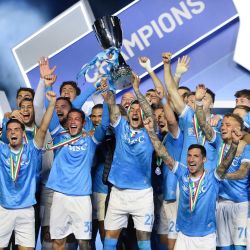 El defensor italiano número del Napoli, Giovanni Di Lorenzo, levanta el trofeo en el podio tras la final de la Supercopa de Italia entre el SCC Napoli y el Bolonia en el estadio King Al-Awwal Park de Riad. | Foto:Fayez Nureldine / AFP