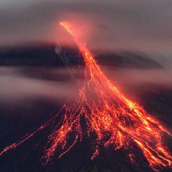 El monte Merapi arroja lava en sus laderas, visto desde la aldea de Tunggularum en Sleman, Yogyakarta. | Foto:DEVI RAHMAN / AFP