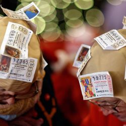 Espectadores disfrazados asisten al sorteo de la lotería de Navidad "El Gordo" en el Teatro Real de Madrid. | Foto:OSCAR DEL POZO CAÑAS / AFP