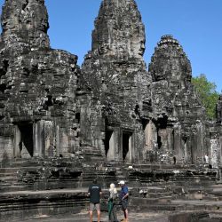Esta foto muestra a turistas visitando el templo de Bayón en la provincia de Siem Reap. | Foto:TANG CHHIN SOTHY / AFP