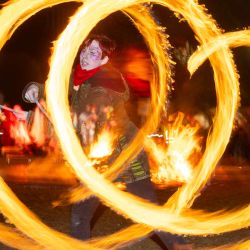 Imagen de una mujer realizando una presentación con fuego en el evento del Solsticio de Invierno 2025 del Mercado Kensington, en Toronto, Canadá. | Foto:Xinhua/Zou Zheng