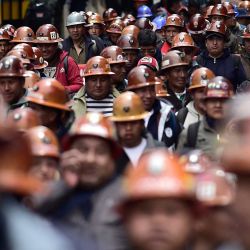 Miembros de la Central Obrera Boliviana (COB), principalmente mineros, marchan contra el recorte de los subsidios a los combustibles en La Paz. El nuevo gobierno boliviano anunció eliminará los subsidios a los combustibles, cuyos precios estuvieron congelados durante los 20 años de gobiernos de izquierda que lo precedieron. | Foto:JORGE BERNAL / AFP