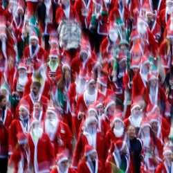 Miles de corredores vestidos de Papá Noel participan en la 14ª edición de la Carrera de Papá Noel, una carrera popular de 4,5 km por las calles de Madrid, España. | Foto:OSCAR DEL POZO / AFP