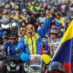 Motociclistas que apoyan al presidente venezolano Nicolás Maduro participan en una caravana de protesta contra Estados Unidos en Caracas. Vestidos como piratas, decenas de motociclistas recorrieron Caracas para protestar por la confiscación de buques que transportaban petróleo venezolano por parte de Estados Unidos como parte de su bloqueo a los petroleros sancionados. | Foto:PEDRO MATTEY / AFP