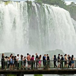 Turistas observan las Cataratas del Iguazú en Foz de Iguazú, Paraná, Brasil, en la triple frontera con Argentina y Paraguay. | Foto:EVARISTO SA / AFP