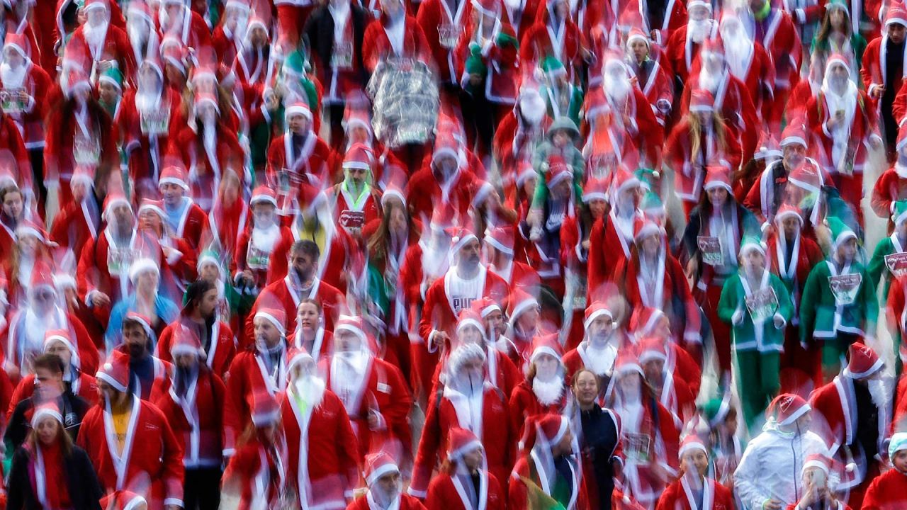 Miles de corredores vestidos de Papá Noel participan en la 14ª edición de la Carrera de Papá Noel, una carrera popular de 4,5 km por las calles de Madrid, España. | Foto:OSCAR DEL POZO / AFP