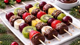 Las brochettes de frutas bañadas en chocolate se consolidan como una de las alternativas más elegidas para cerrar la noche
