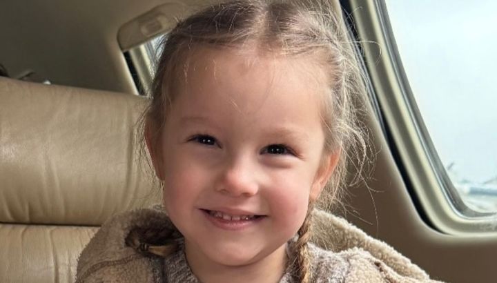 El tierno look de Ana García Moritán para viajar en avión con sus hermanos y Pampita: vestido estampado y estilo comfy chic