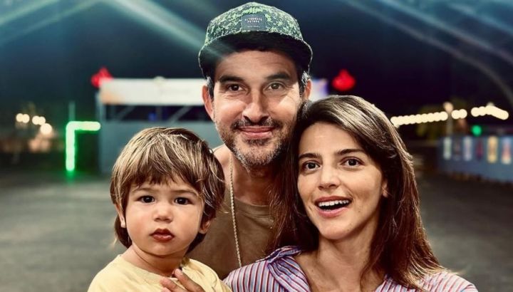 Los looks coordinados de Calu Rivero, Aíto De La Rúa y su hijo Tao para un casamiento hippie chic: relajados y con mucho estilo