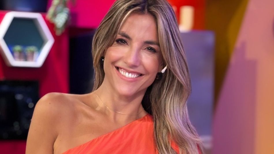 María Belén Ludueña impone el look glow ideal para Navidad
