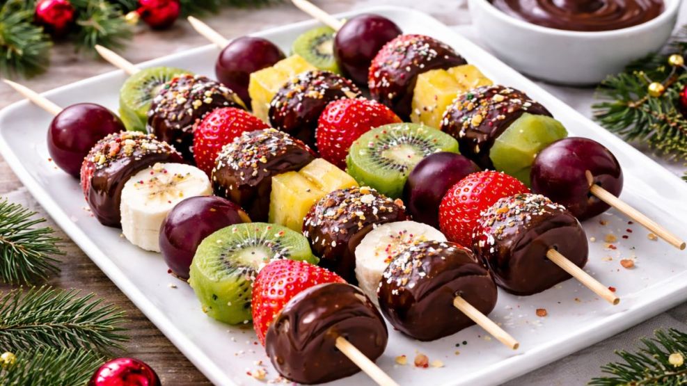 Las brochettes de frutas bañadas en chocolate se consolidan como una de las alternativas más elegidas para cerrar la noche