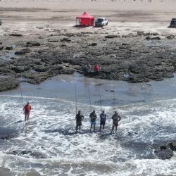 En la costa, canaletas profundas, pedregales, escolleras, acantilados, puertos y muelles obligan al pescador a adaptarse.