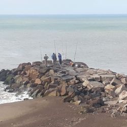 En la costa, canaletas profundas, pedregales, escolleras, acantilados, puertos y muelles obligan al pescador a adaptarse.