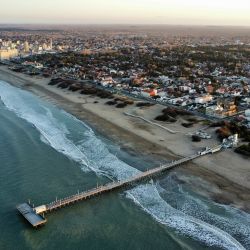 En la costa, canaletas profundas, pedregales, escolleras, acantilados, puertos y muelles obligan al pescador a adaptarse.
