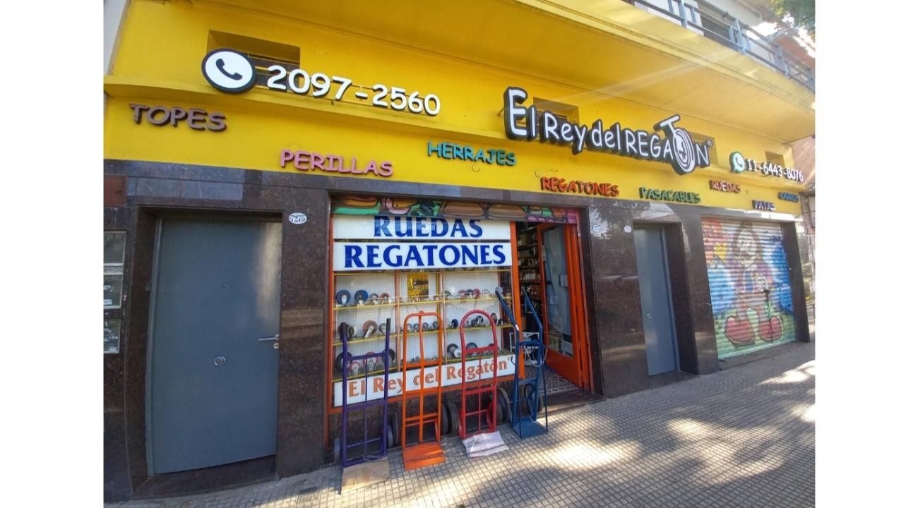 Los rostros detrás del mostrador: la fuerza humana del Rey del Regatón