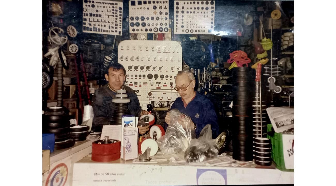 Los rostros detrás del mostrador: la fuerza humana del Rey del Regatón