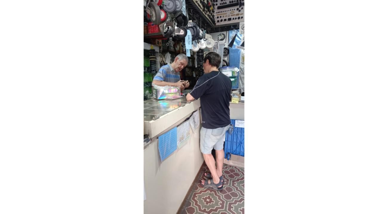 Los rostros detrás del mostrador: la fuerza humana del Rey del Regatón