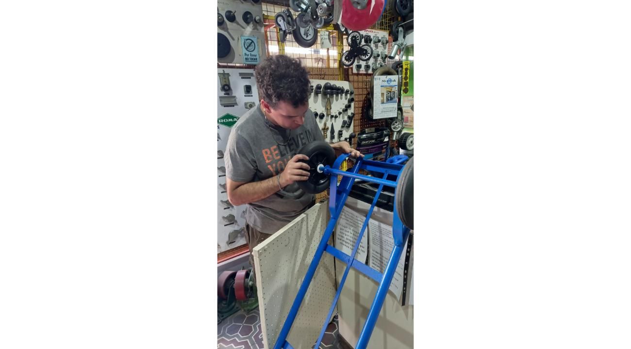 Los rostros detrás del mostrador: la fuerza humana del Rey del Regatón