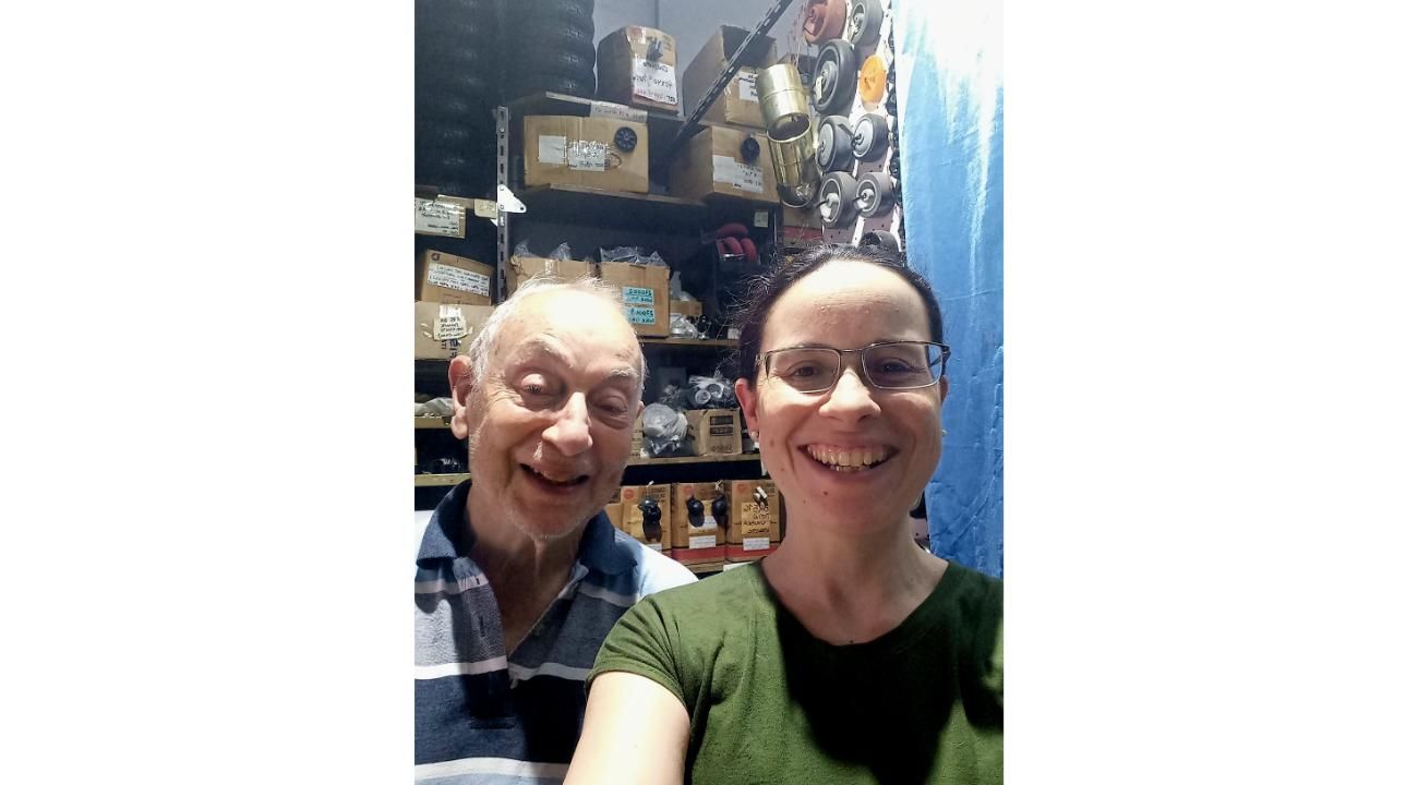 Los rostros detrás del mostrador: la fuerza humana del Rey del Regatón