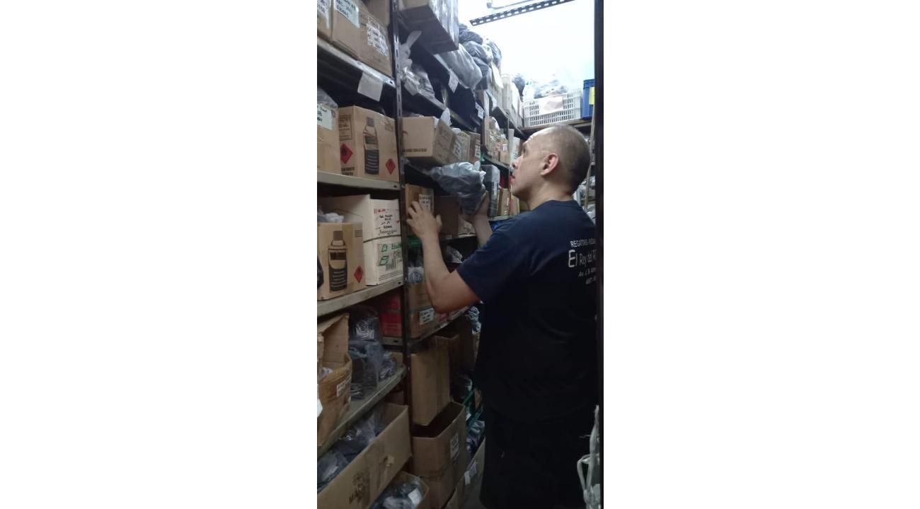 Los rostros detrás del mostrador: la fuerza humana del Rey del Regatón