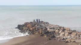En la costa, canaletas profundas, pedregales, escolleras, acantilados, puertos y muelles obligan al pescador a adaptarse.