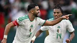 Riyad Mahrez celebrando un gol con la Selección de Argelia