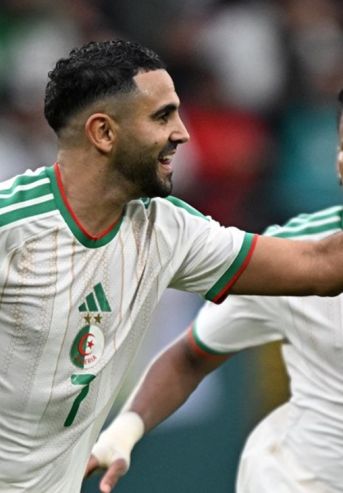 Riyad Mahrez celebrando un gol con la Selección de Argelia