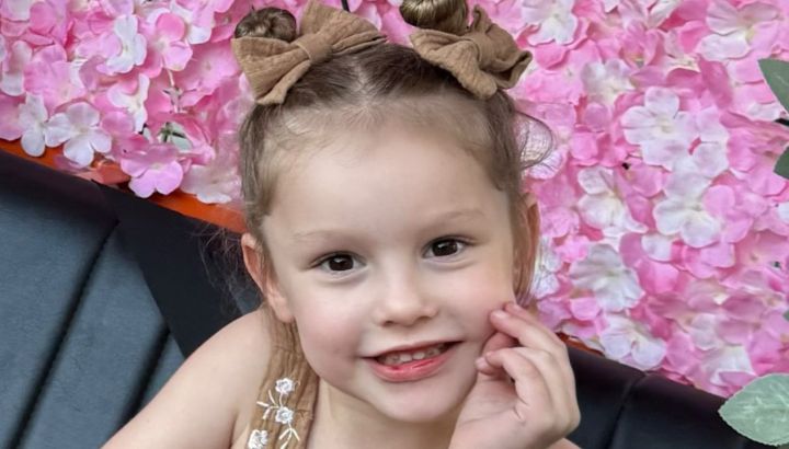 El look de Anita García Moritán para visitar a Papá Noel en Navidad: vestido floreado y las sandalias más chic de la temporada