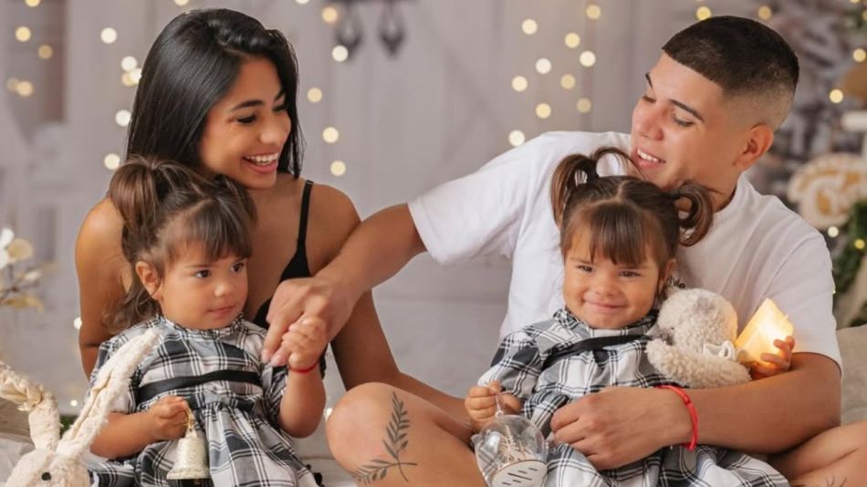 Daniela Celis y Thiago Medina junto a sus hijas