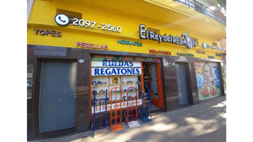 Los rostros detrás del mostrador: la fuerza humana del Rey del Regatón