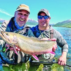 Un espejo y un cauce, lago Engaño y río Corcovado, una cuenca muy rica para intentar enfrentarse con alguno de sus buenos trofeos.